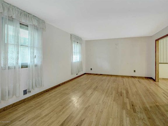 4th image of 8 Liverpool Ct