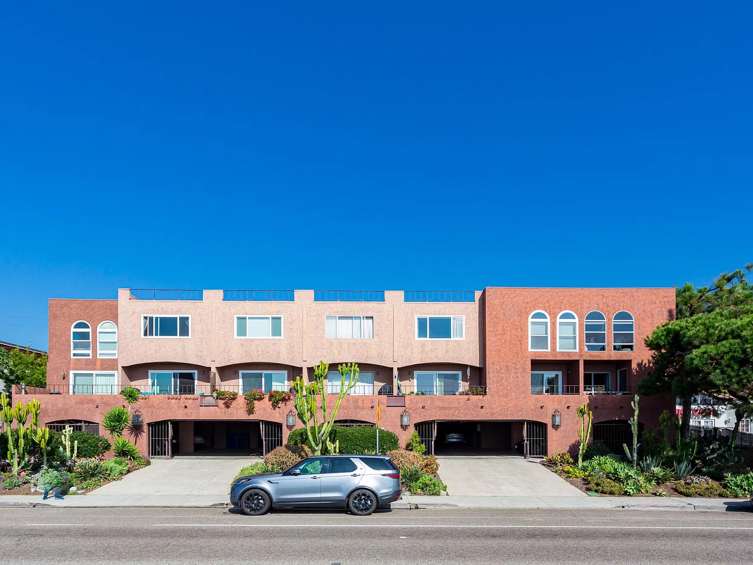 2 bed, 1.5 bath, 950 sqft, $4,950 — Photo 2