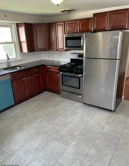 120 Campbell Ave — Photo 2