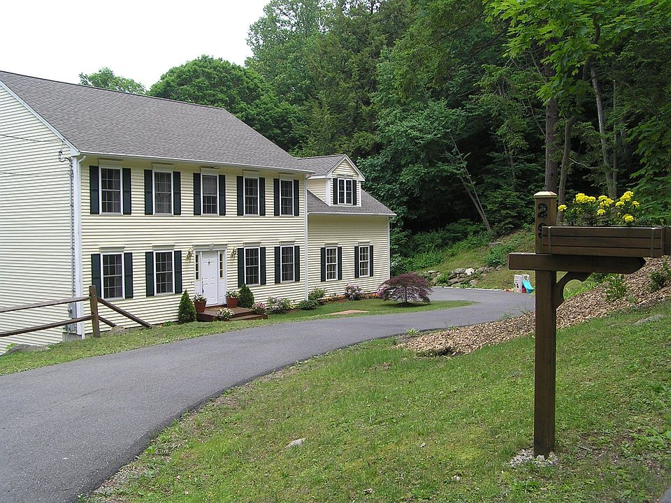 Pristine 4/5 BR Colonial
