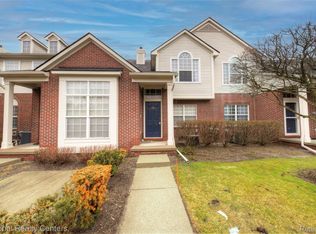 1203 Abigail Ct E, Walled Lake, MI 48390