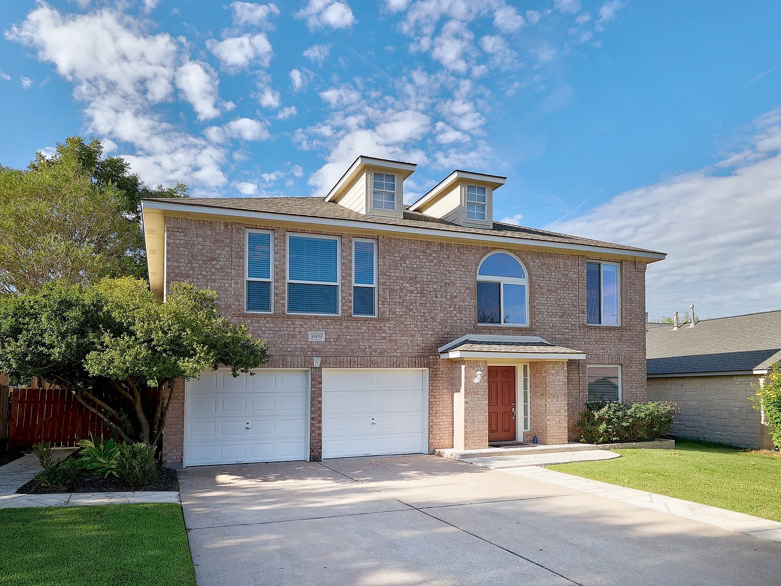 3 bed, 2.5 bath, 2583 sqft, $2,195 — Photo 2