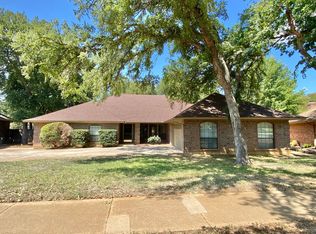 3702 Falcon Lake Dr, Arlington, TX 76016