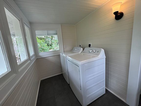 4th image of 2537 SE 33rd Pl