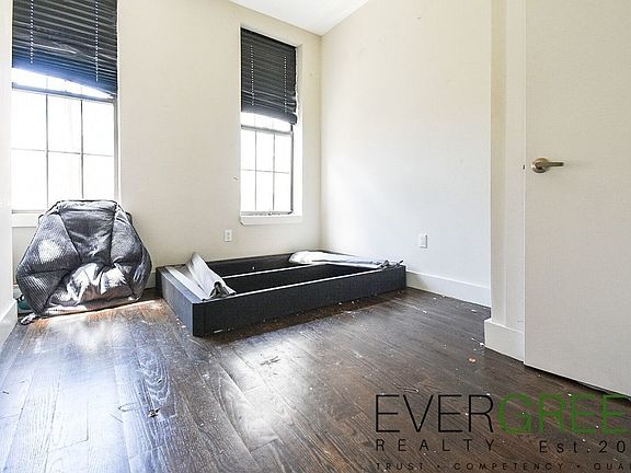 2nd image of 704 Dekalb Ave #2