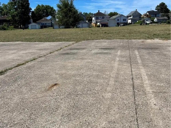 2 S 12th St, Coshocton, OH 43812