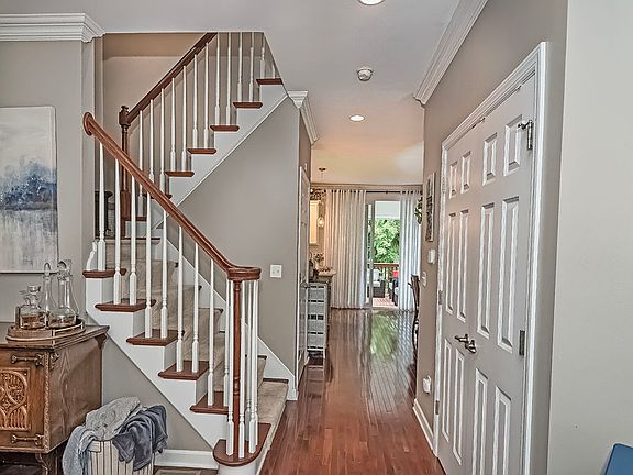 5th image of 575 E Vanderbilt Dr