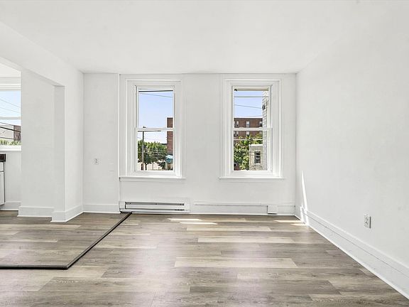 3rd image of 914 Belmont Ave #2F
