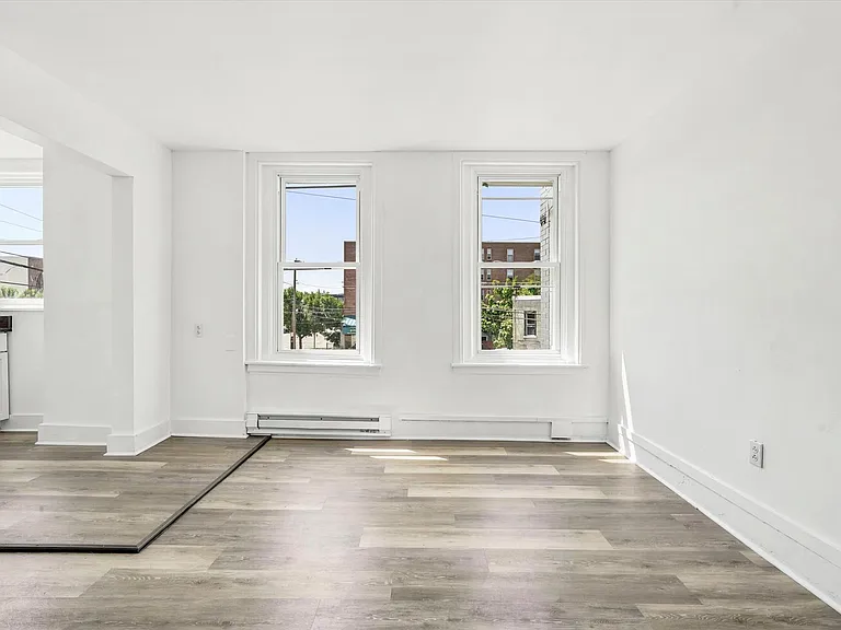 914 Belmont Ave — Photo 3