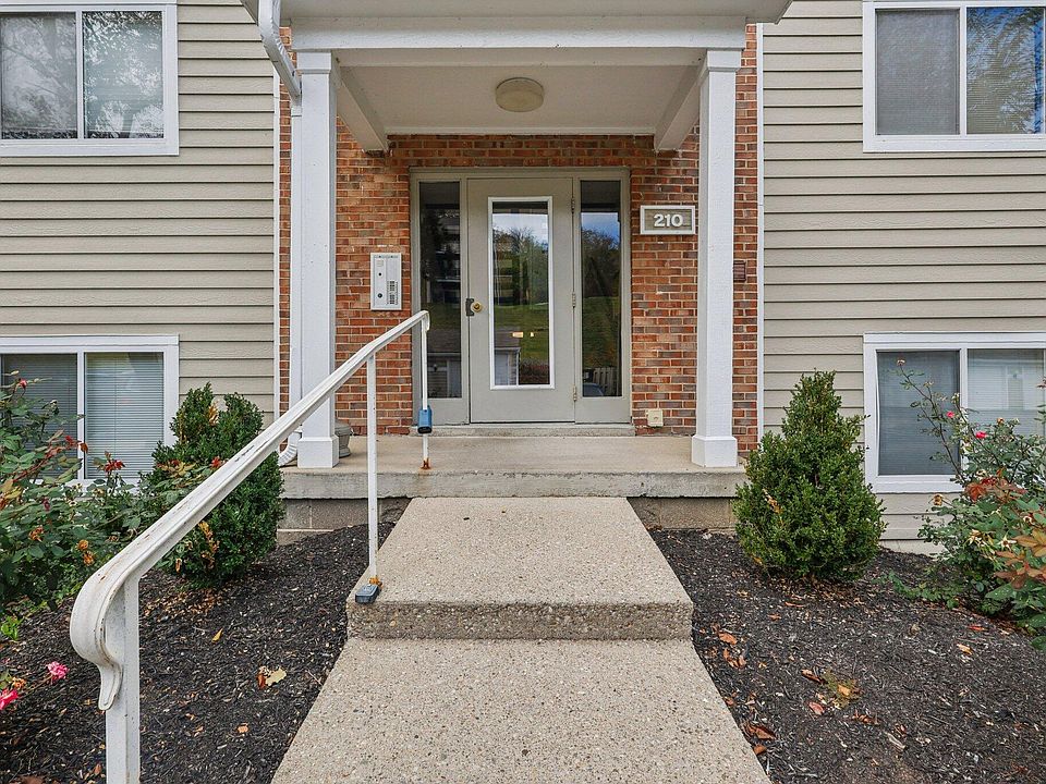 1st image of 210 Willowbrook Ct Unit 6