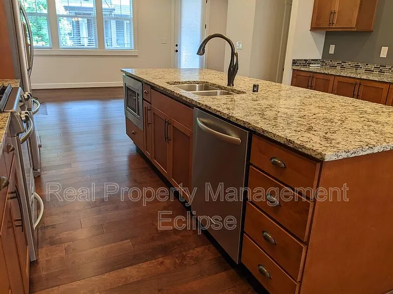 1320 Chelsea Walk NE — Photo 3