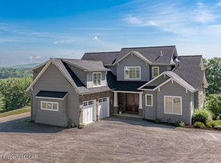 8 Peaceful Valley Rd, Dallas, PA 18612