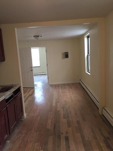 2nd image of 7 Thorne St