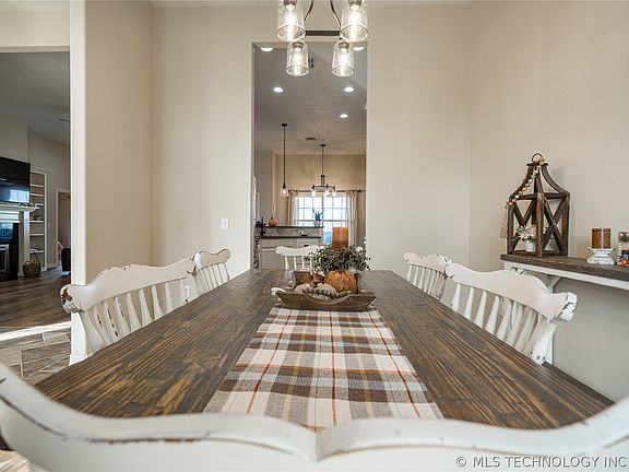 4th image of 1683 Robinson Rd