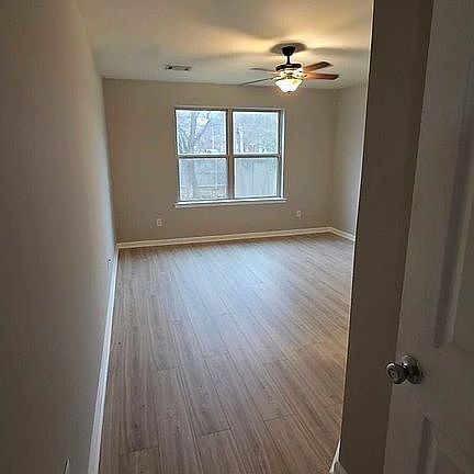3rd image of 1520 S Oak St