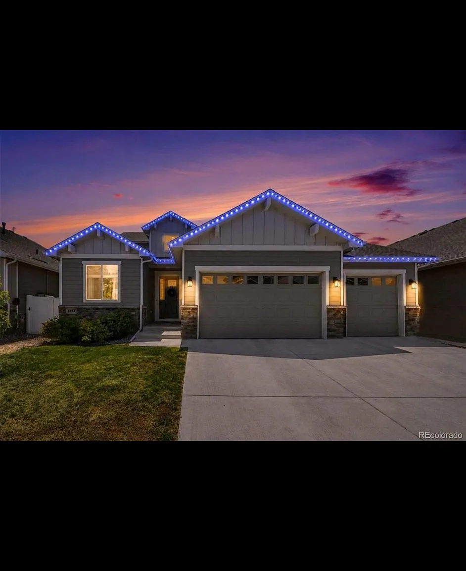 Vaulted ceilings, 4 car garage, double ovens, and permanent holiday lighting, what more van yiu ask! — Photo 1