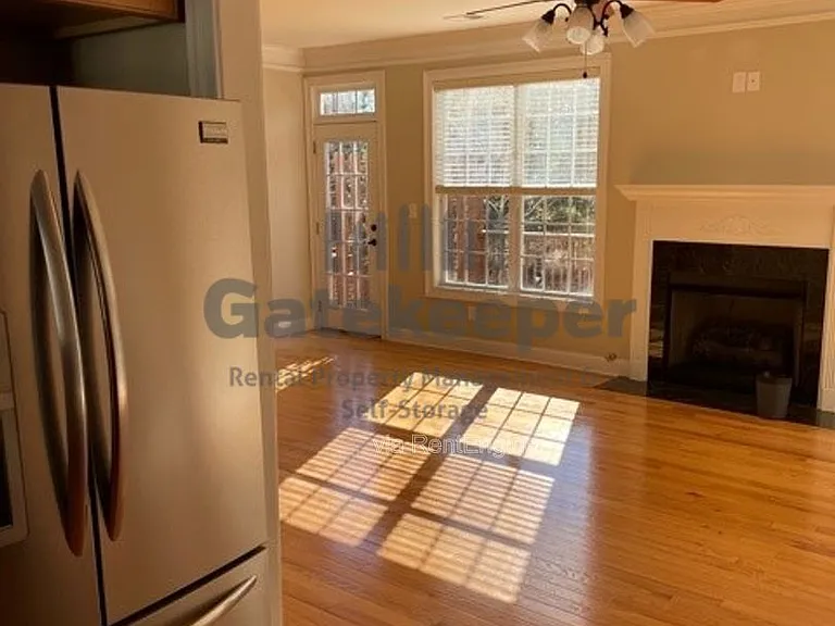 607 Lexington Vlg — Photo 4