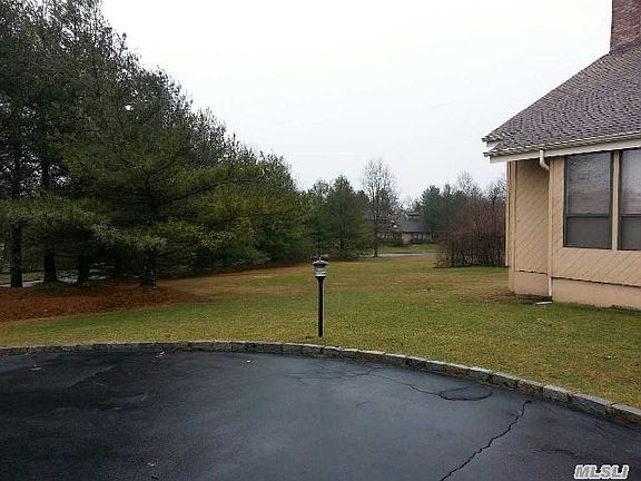 4th image of 10 Carriage Ct