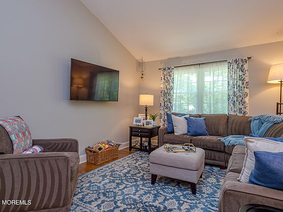 5th image of 20 Eisenhower Court