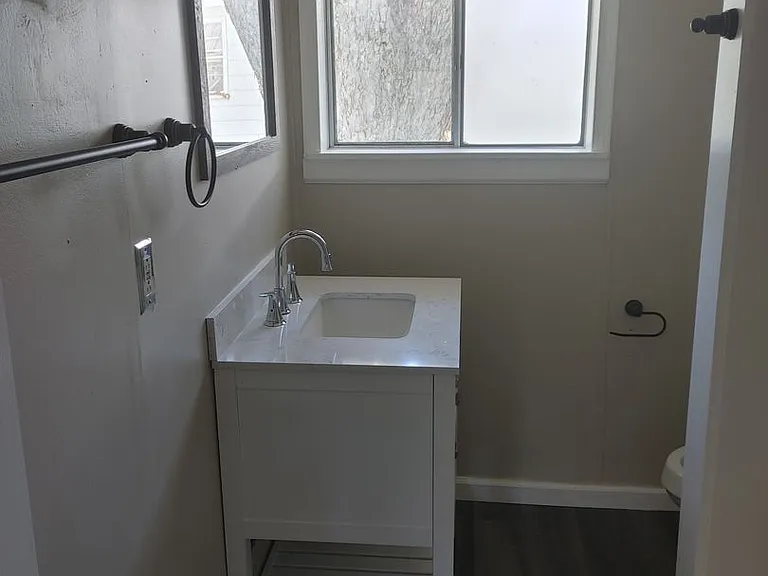 56 NW Railroad St — Photo 16