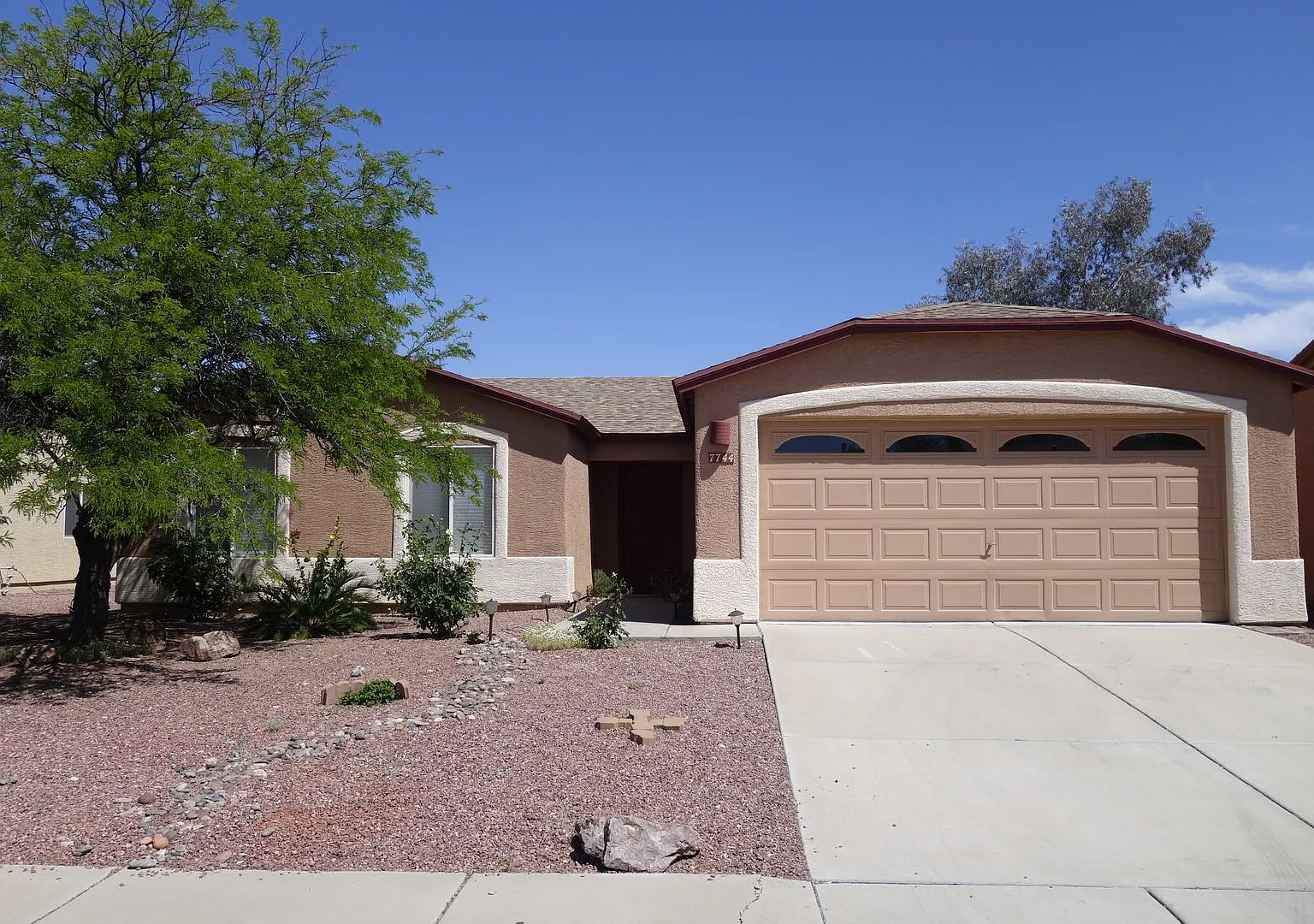 NW (Silverbell and Continental Reserve) 3 bedroom, 2 bath house with a/c garage and fenced yard! — Photo 2