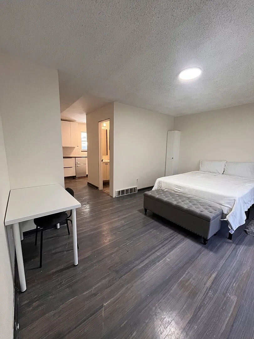 Private studio fully furnished newly renovated near CSU — Photo 1