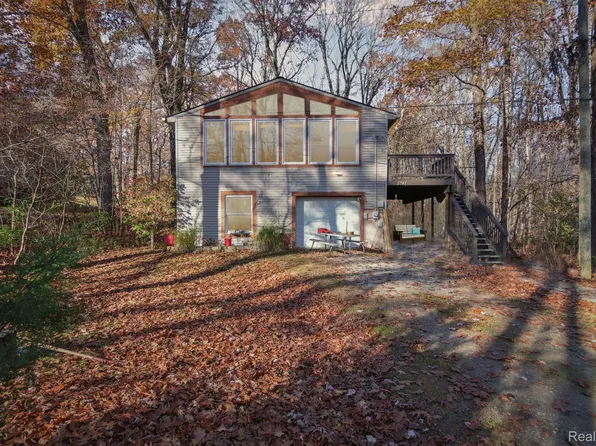 5741 Woodbine, Pinckney, MI 48169