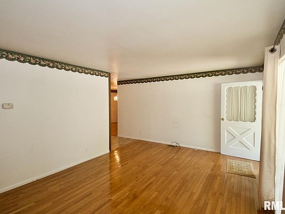 4th image of 1101 W Willow St