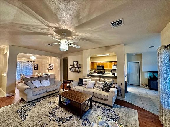 5th image of 1006 Leah Ln