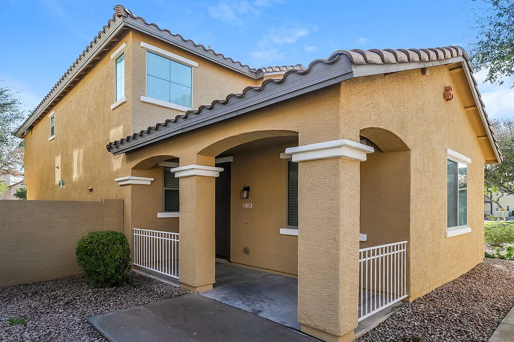 3 bed, 2.5 bath, 1684 sqft, $2,370 — Photo 1
