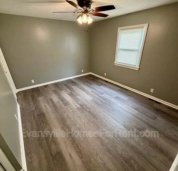 120 Leslie Ave — Photo 5