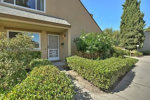 5052 Plaza Corona — Photo 2