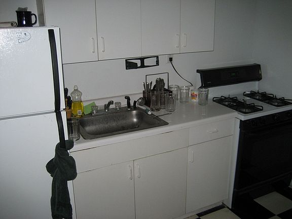 3rd image of 1940 W Montrose Ave APT 3