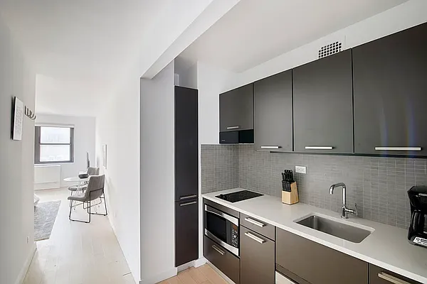 Rented by Manhattan Realty Group | media 10