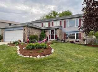 136 Robincrest Ln, Lindenhurst, IL 60046