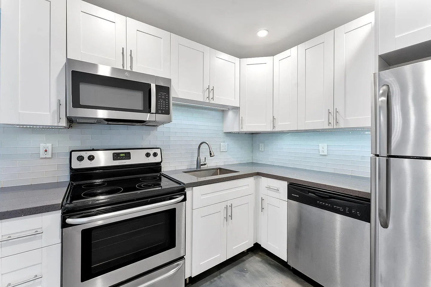 2 bed, 936 sqft, $2,200 — Photo 1