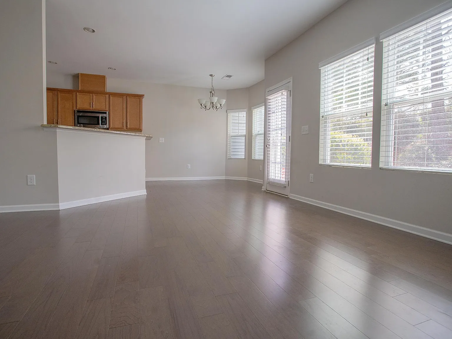 3 bed, 2.5 bath, 1600 sqft, $2,500 — Photo 4