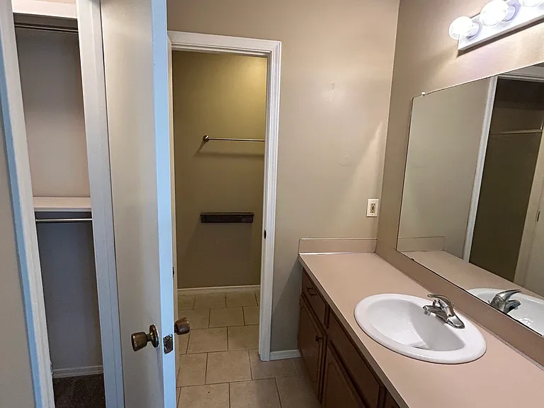 2001 S Cherokee Ave — Photo 16