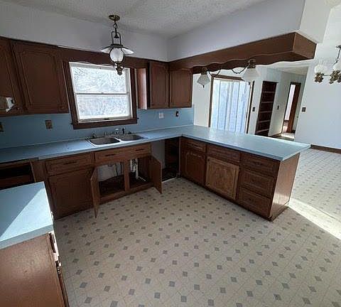 4th image of 8875 E Miller Rd