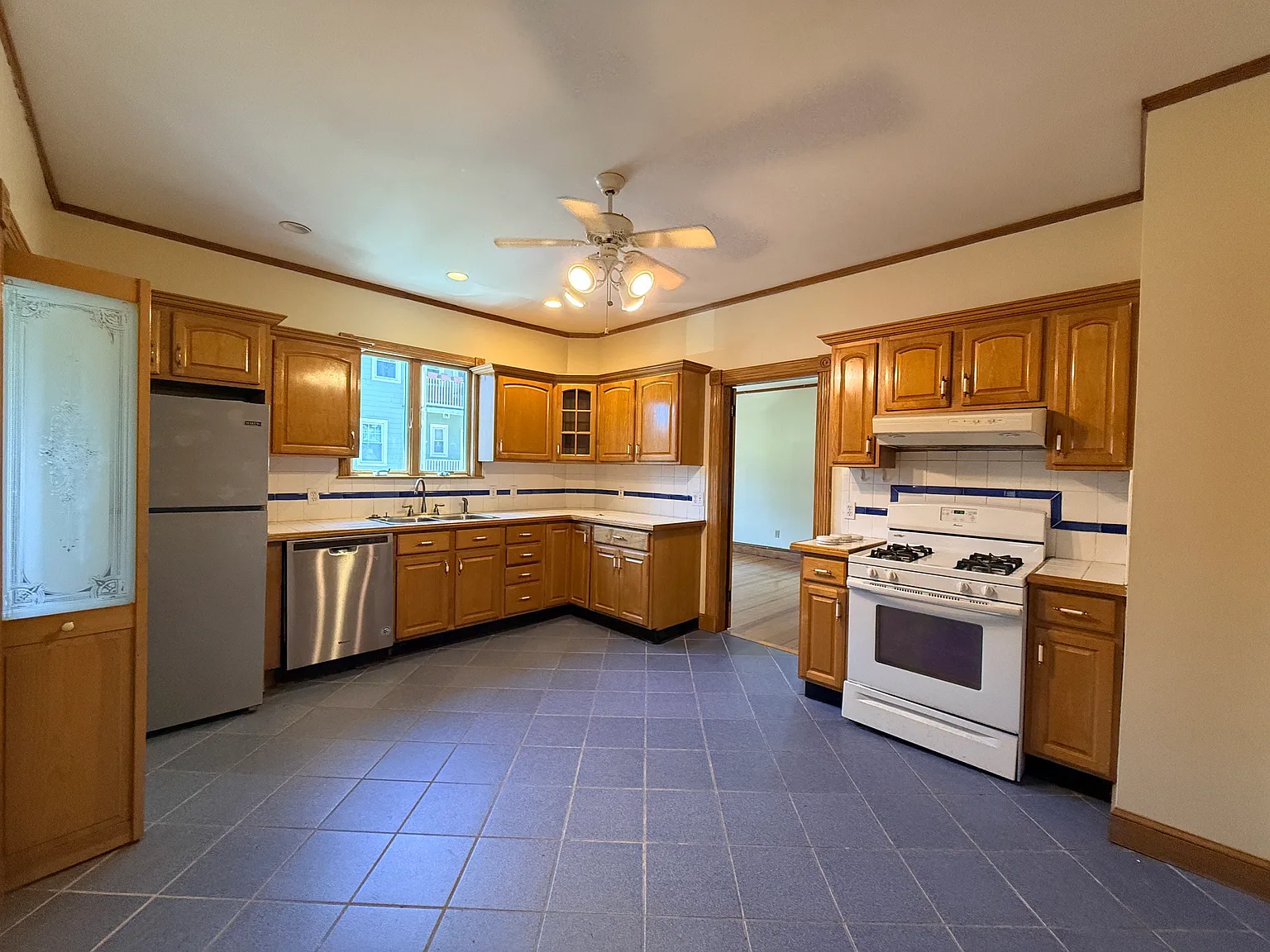 3 bed, 1350 sqft, $3,300 — Photo 1