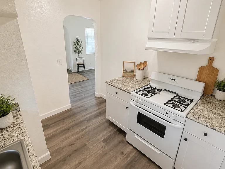 2139 S Lee Ave — Photo 3