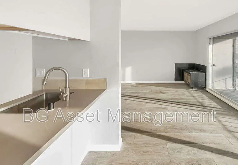 10 Lee St #4 — Photo 5