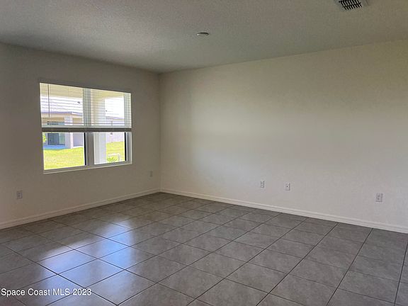 4th image of 1834 Capital Dr