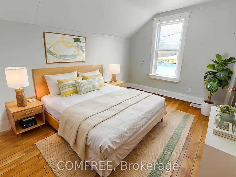 1405 King St E — Photo 16