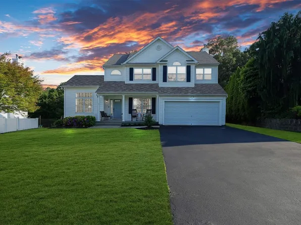 60 Manorview Way, Manorville, NY 11949