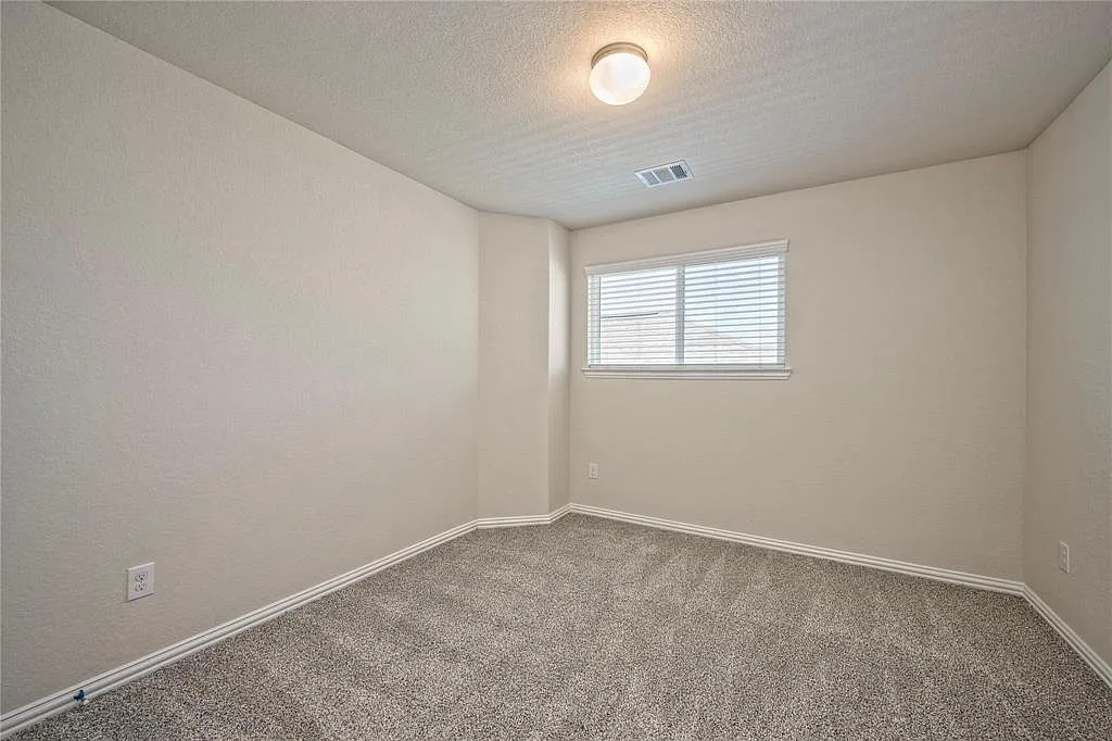 3 bed, 2.5 bath, 1922 sqft, $2,150 — Photo 2