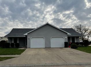 1842 Victoria Ln, Charleston, IL 61920
