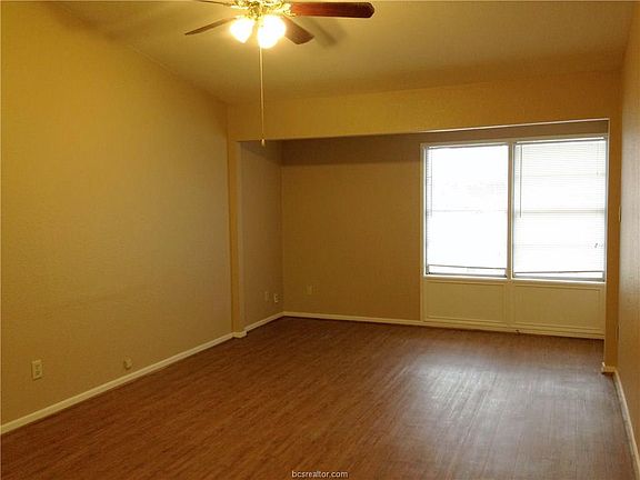 3rd image of 4004 Glenn Oaks Dr