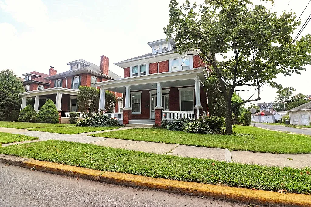 4 bed, $1,700 — Photo 1