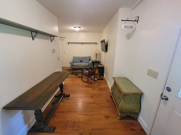 5th image of 809 S Main St